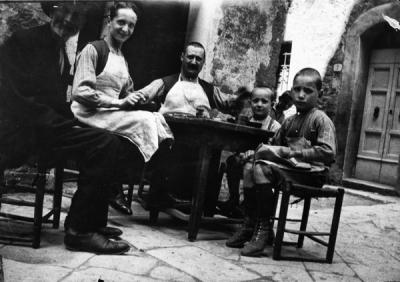 Famiglia Vestri Sabatino calzolai v.della Rosa anni '20